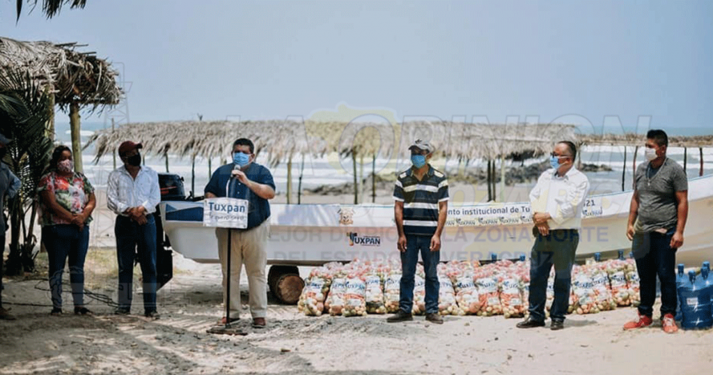 Lancha con motor y apoyos alimenticios a pescadores de Tuxpan