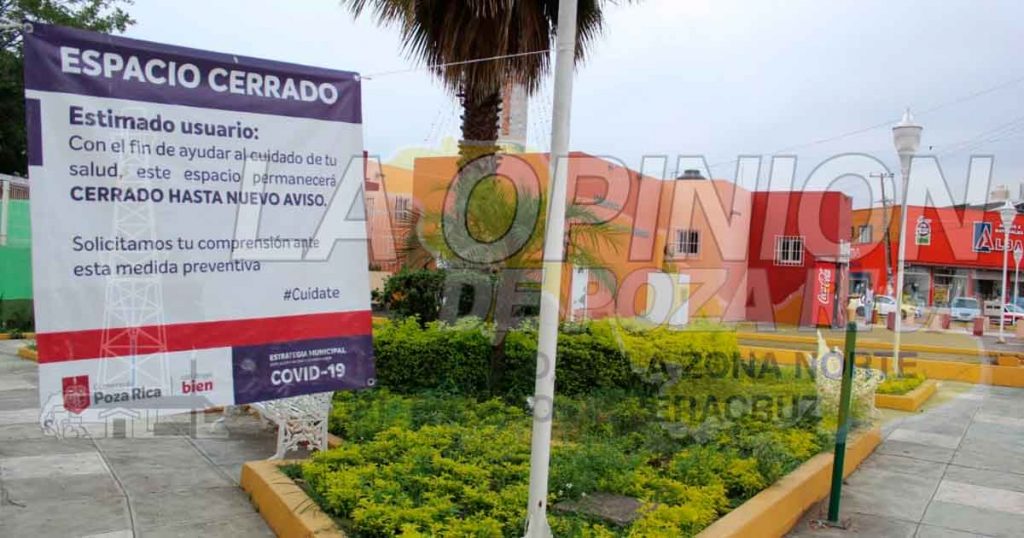 Sanitizan comercios y parque en colonia Petromex, en Poza Rica