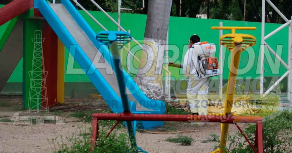 Sanitizan comercios y parque en colonia Petromex, en Poza Rica