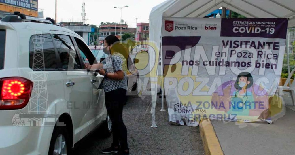 Sanitizan comercios y parque en colonia Petromex, en Poza Rica