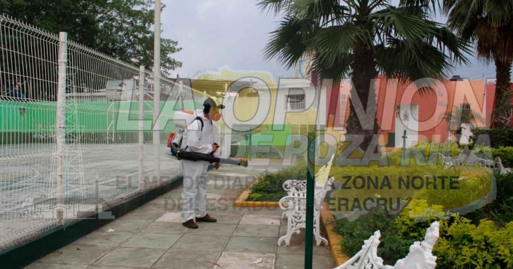 Sanitizan comercios y parque en colonia Petromex, en Poza Rica