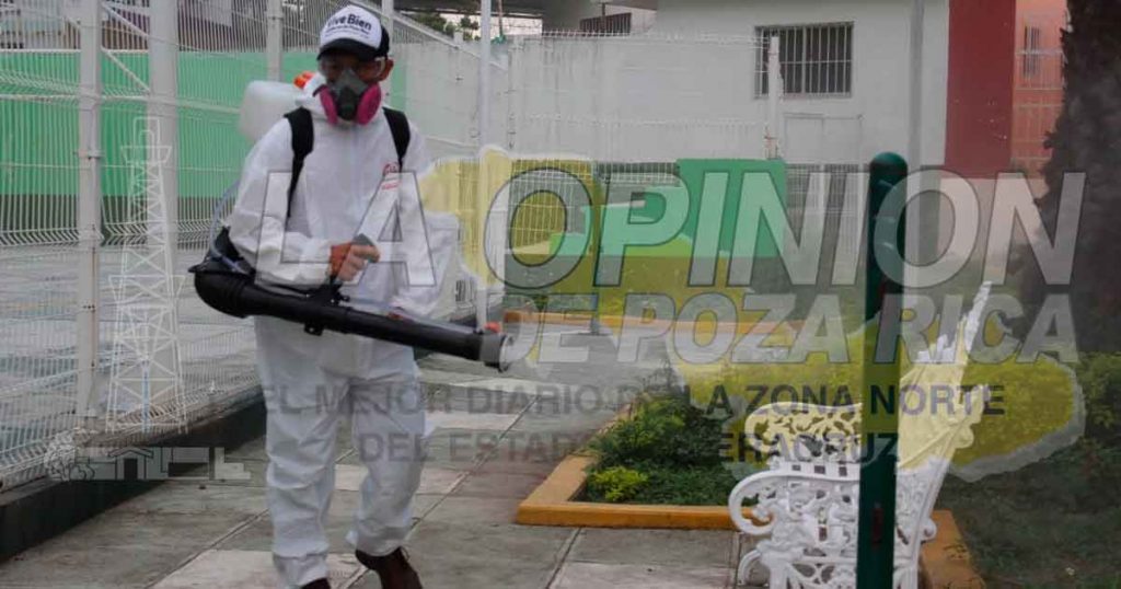 Sanitizan comercios y parque en colonia Petromex, en Poza Rica