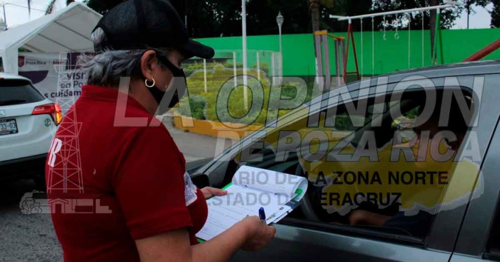 Sanitizan comercios y parque en colonia Petromex, en Poza Rica