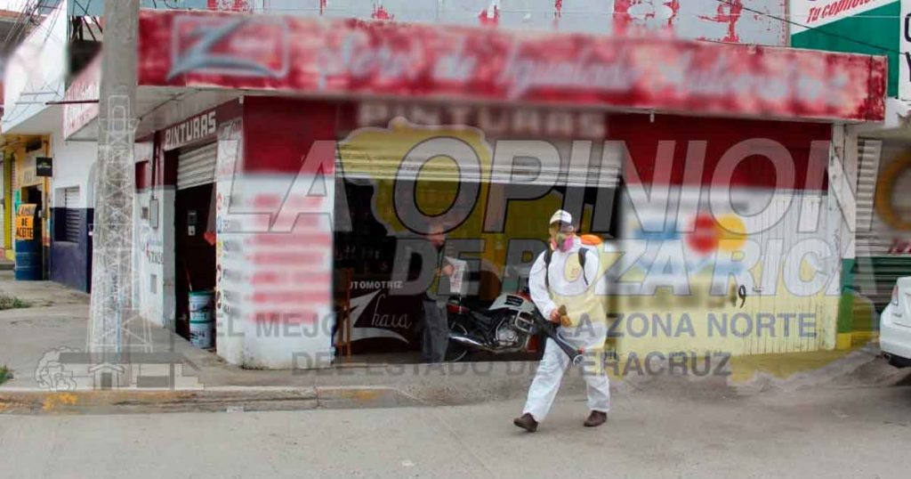 Sanitizan comercios y parque en colonia Petromex, en Poza Rica