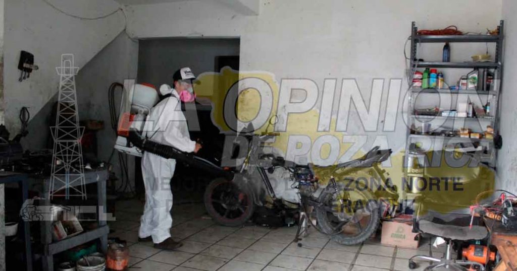 Sanitizan comercios y parque en colonia Petromex, en Poza Rica