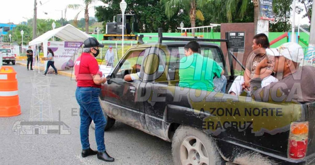 Sanitizan comercios y parque en colonia Petromex, en Poza Rica