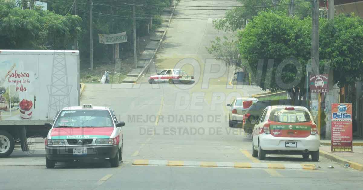 Ruleteros de Poza Rica, “roban” pasaje a taxistas de Tihuatlán