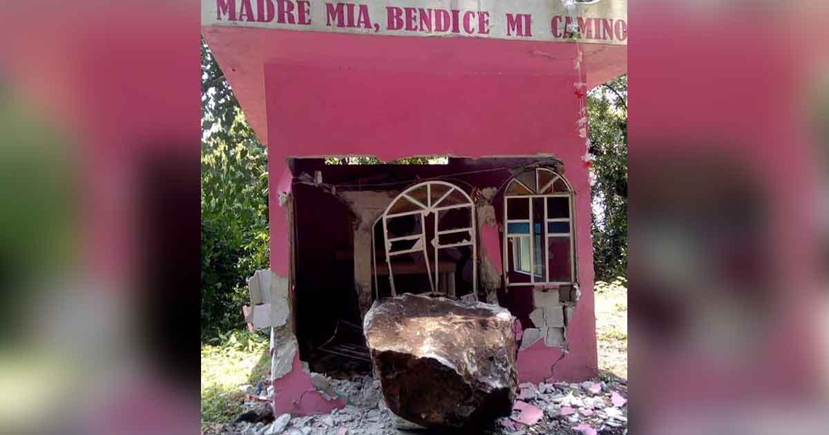 Enorme roca daña una capilla católica