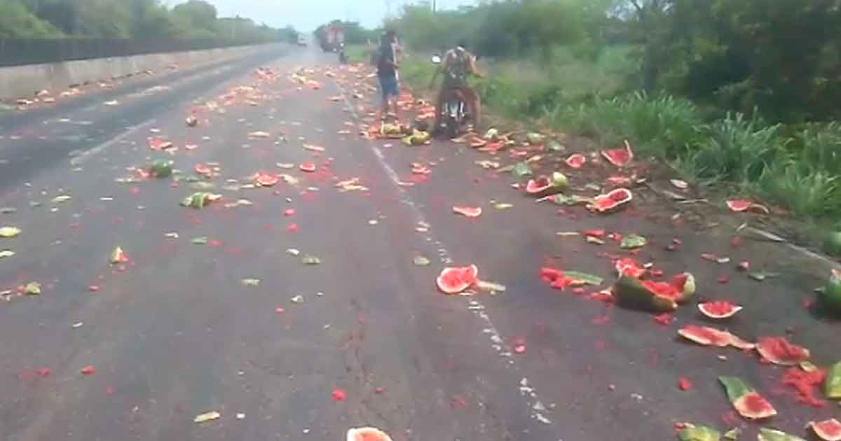 Camioneta de sandías; vuelca sobre la federal 180 Poza Rica - Veracruz
