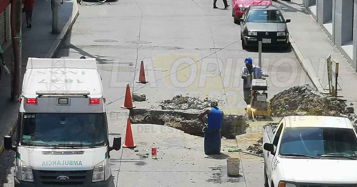 Socavón en la avenida Juárez de Tuxpan