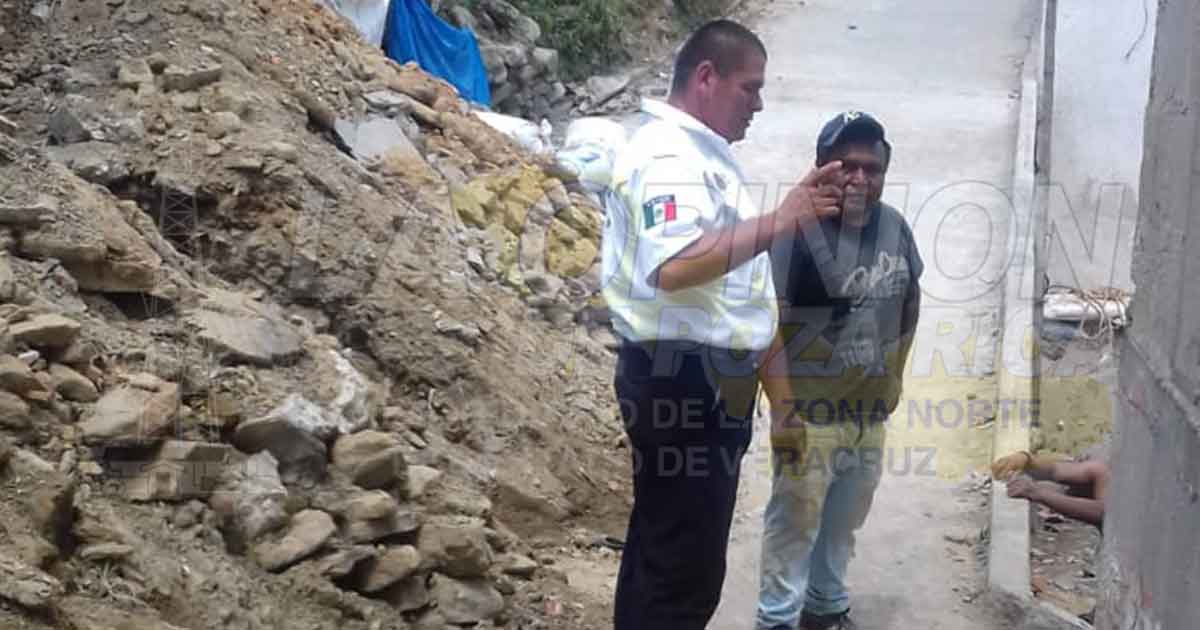 Tránsito arranca operativo; bloquean calles con escombros