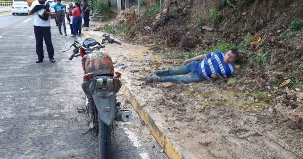 ¡Da vuelta en U y derriba a motociclista!