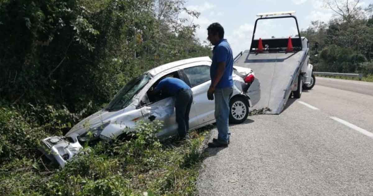 Se les ponchó la llanta y volcaron su vehículo