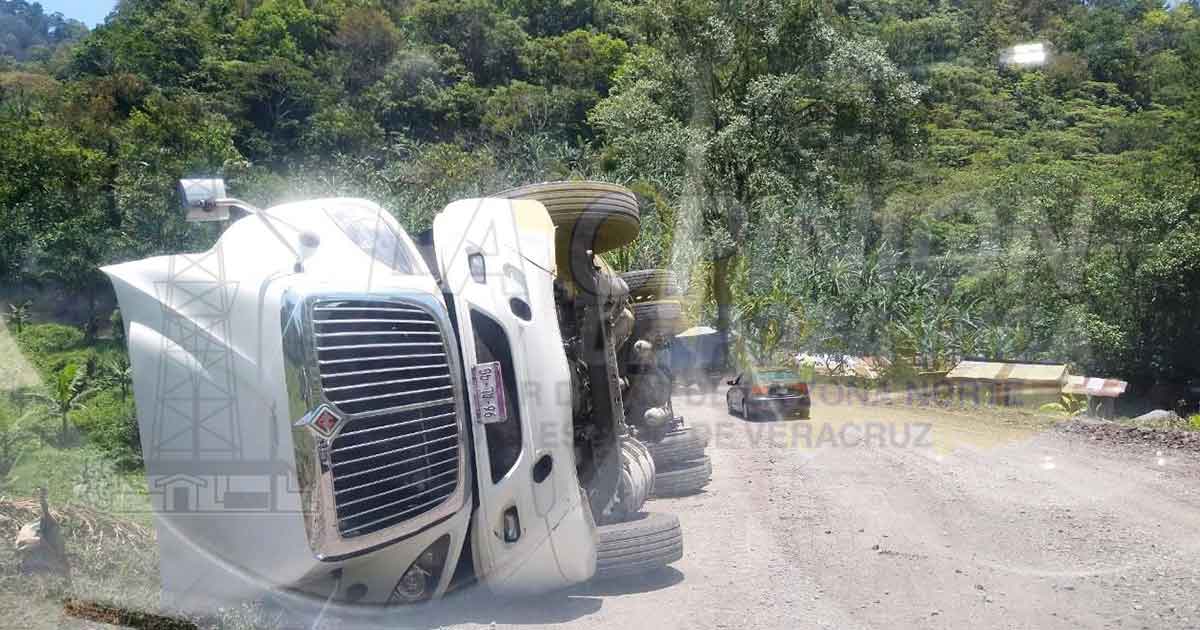 Vuelca tráiler con carga de maíz rumbo a Atzalan