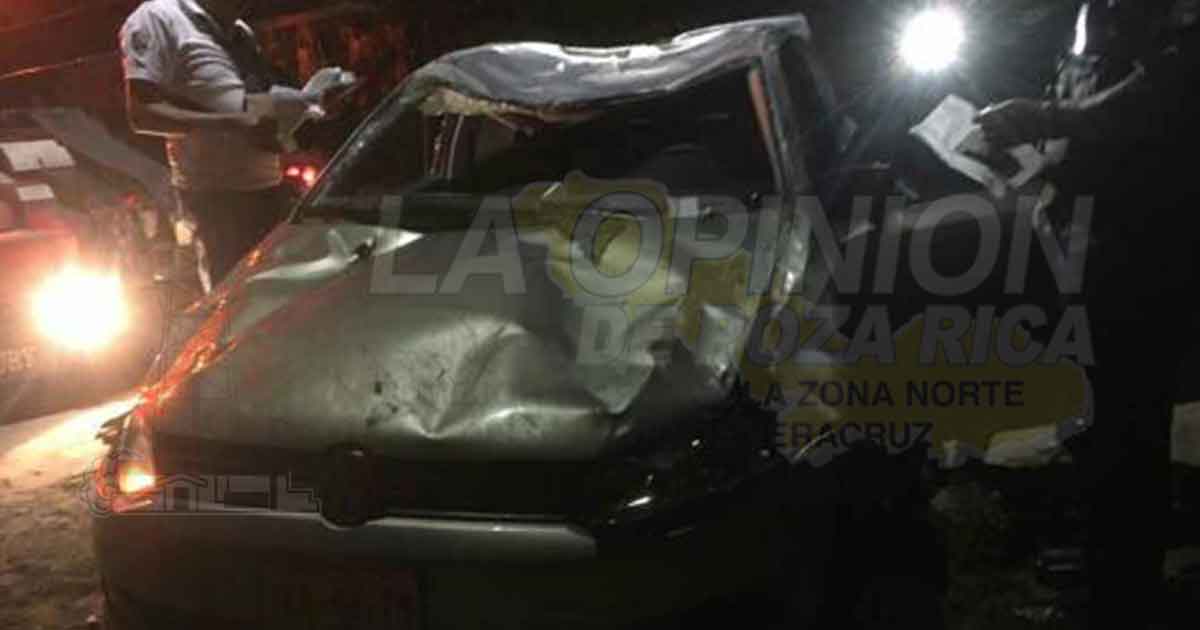 ¡Auto vuelca en un barranco!