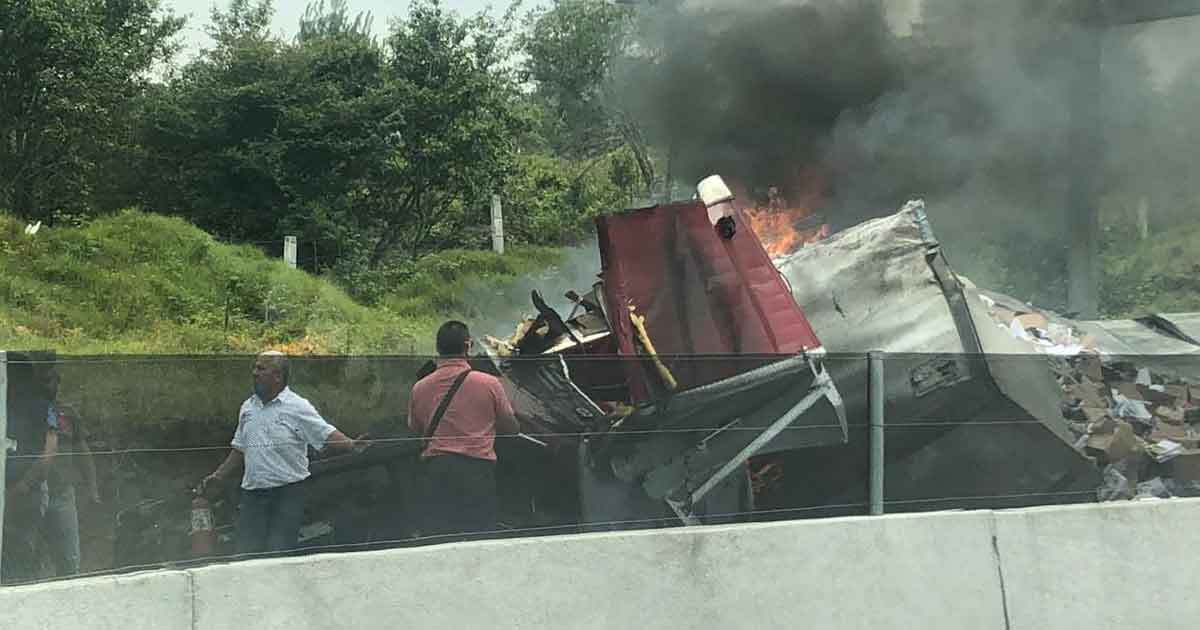 Vuelca camión, transportaba cartón y material de reciclaje