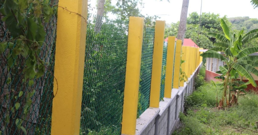 Rehabilitan dos escuelas rurales