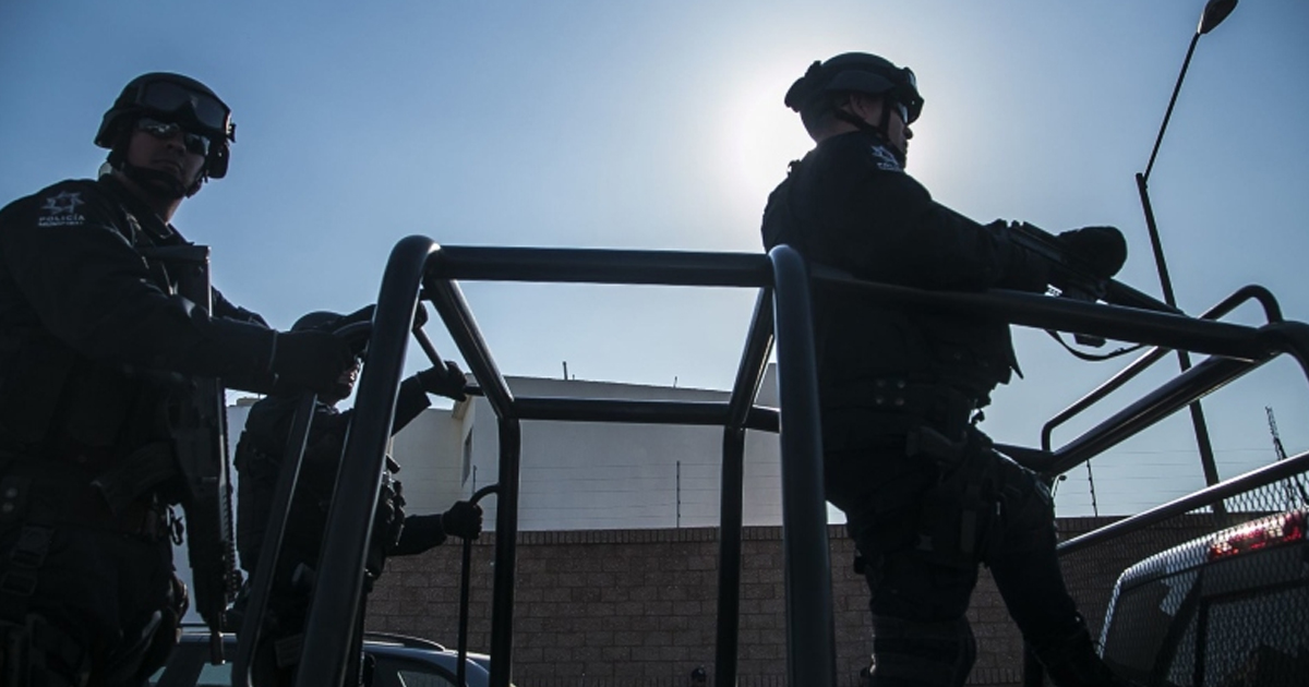 Secuestran en Temascaltepec a 25 policías; hay un muerto y 8 lesionados
