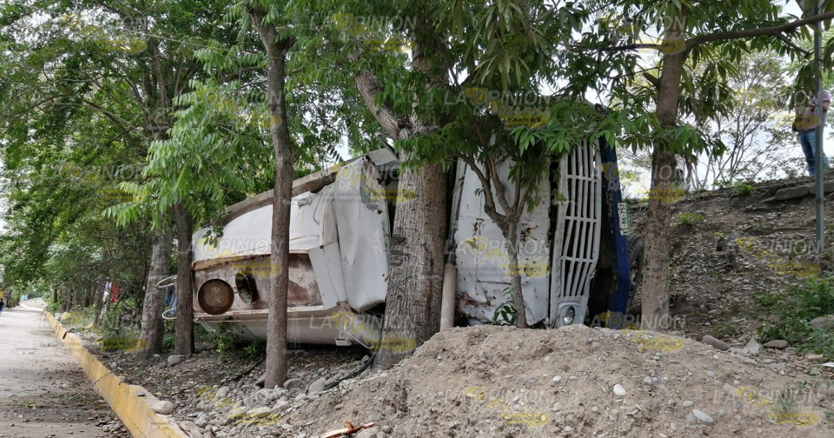 Vuelca una pipa entre colonia Los Pinos y zona de la Rivera