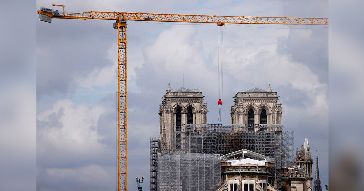 Comienzan a retirar el andamio de la catedral de Notre Dame