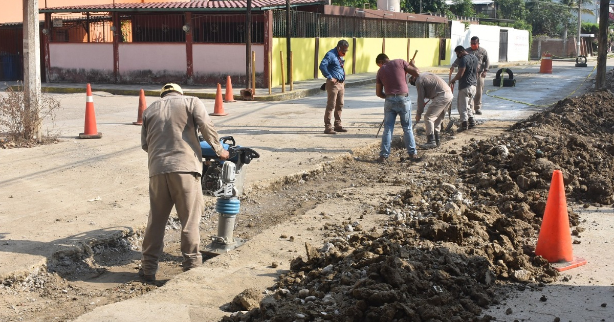 Gobierno de Poza Rica repone concreto hidráulico sobre la calle Juan Escutia de la colonia Tepeyac