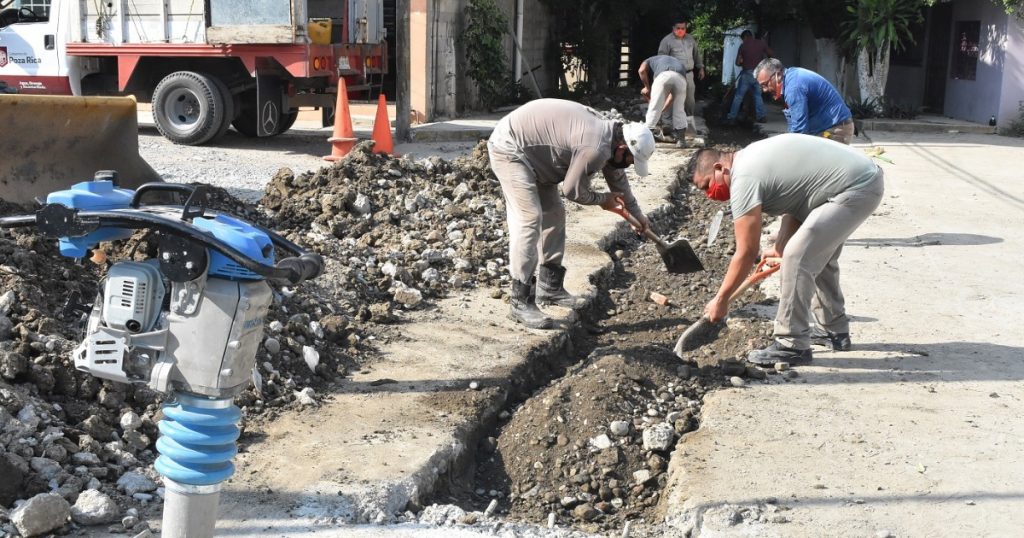 Gobierno de Poza Rica repone concreto hidráulico sobre la calle Juan Escutia de la colonia Tepeyac