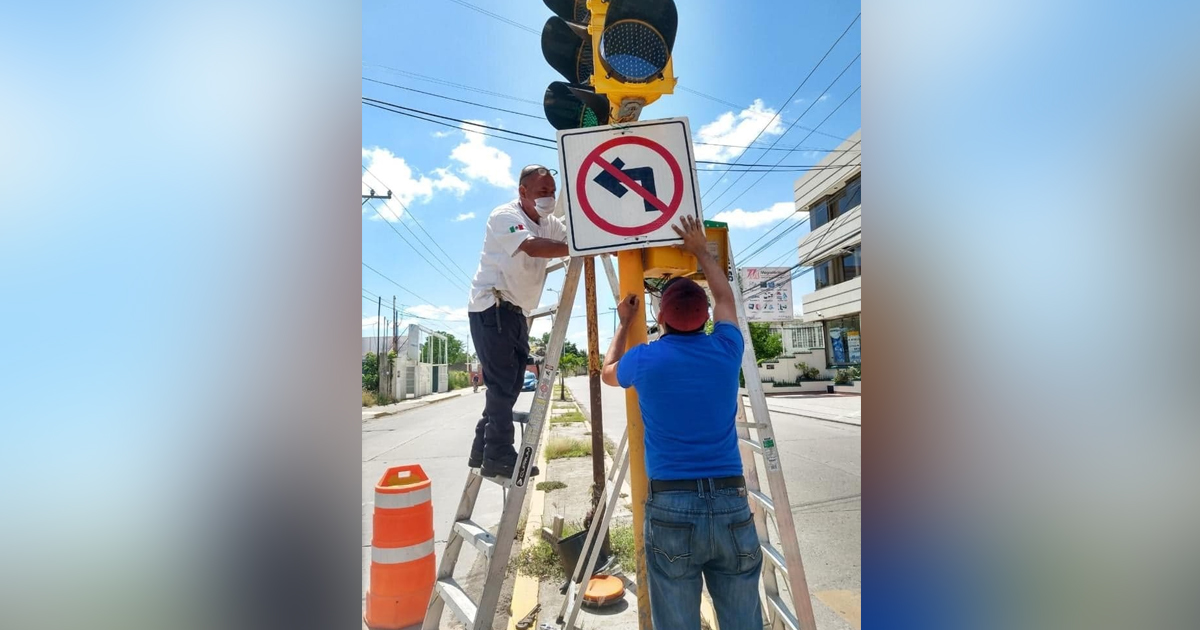 Cambian semáforos en la Avenida Puebla, en el crucero con calle Araucarias