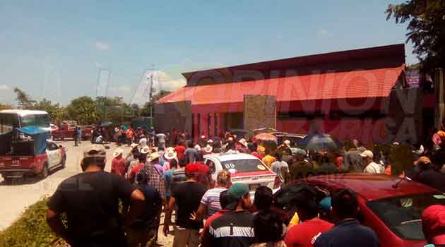 Bloquean carretera Coyutla a Filomeno Mata