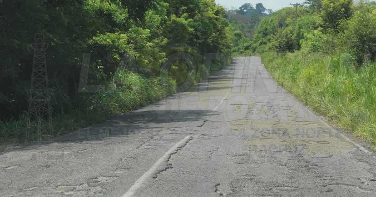 Camino a La Barra de Cazones, se destroza cada vez más