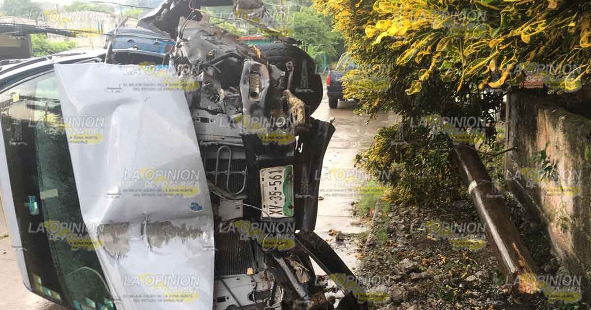 Conductor choca contra poste y vuelca camioneta