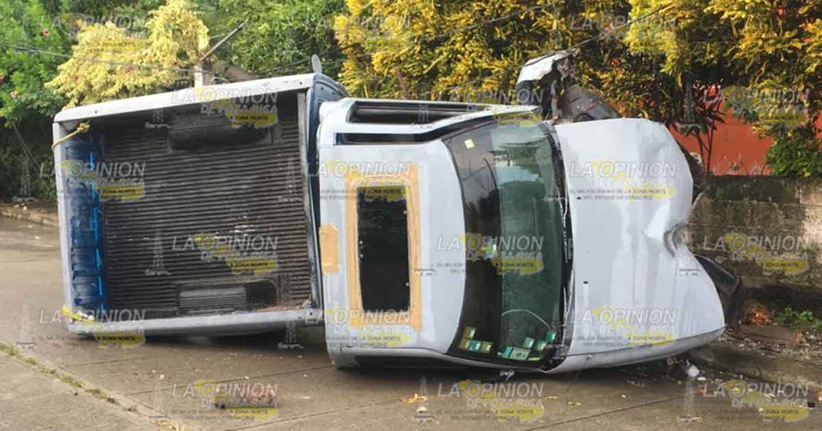 Conductor choca contra poste y vuelca camioneta