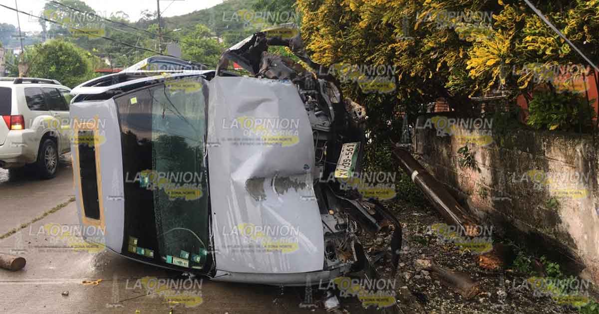 Conductor choca contra poste y vuelca camioneta
