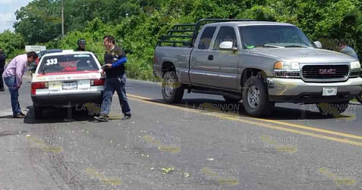 Choca pick-up vs un taxi en Puerta Siete