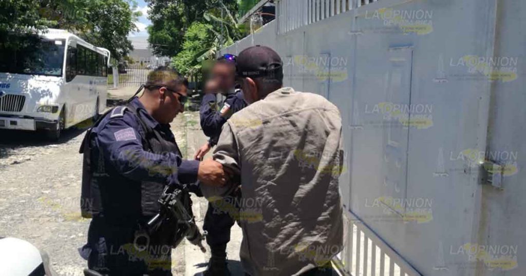 Ebrio roba galletas de una tienda