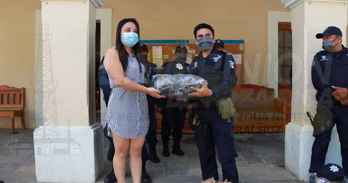 Entrega uniformes a cuerpo policial Zozocolco