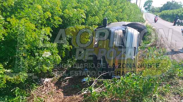 Familia a punto de morir en volcadura