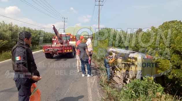Familia a punto de morir en volcadura