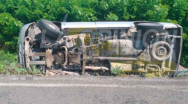 Familia a punto de morir en volcadura