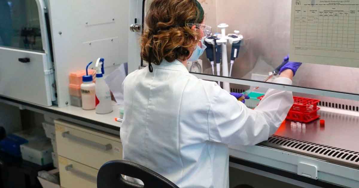 ¿Dónde se están realizando las pruebas en humanos de la vacuna de la Universidad de Oxford?