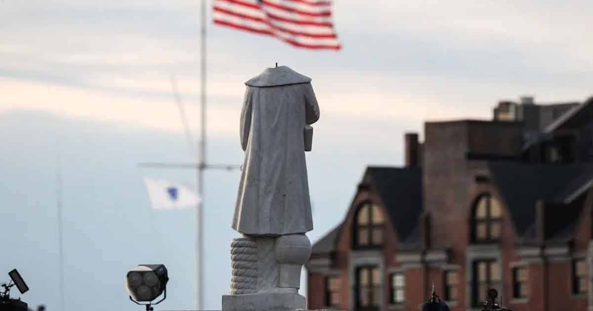 Decapitan una estatua de Cristóbal Colón y derriban otra en EU