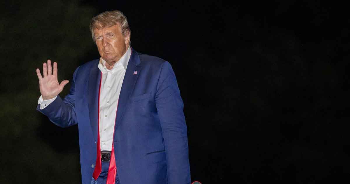 Trump regresa a la campaña con poco público y bromas sobre el Covid-19