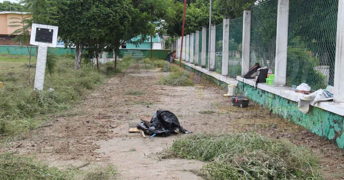 Limpian algunos campos deportivos