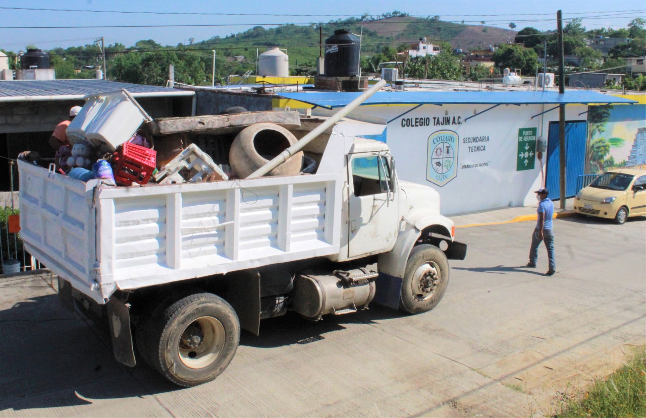 Apoya ciudadanía la jornada de descacharrización contra dengue en Coatzintla