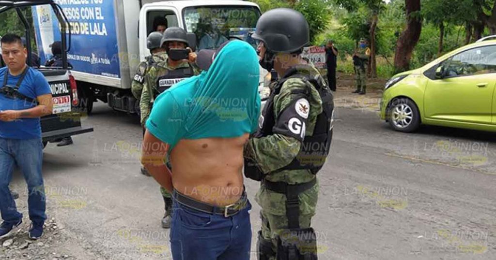 Le aseguran arma y carro en un filtro de seguridad en Tlapacoyan