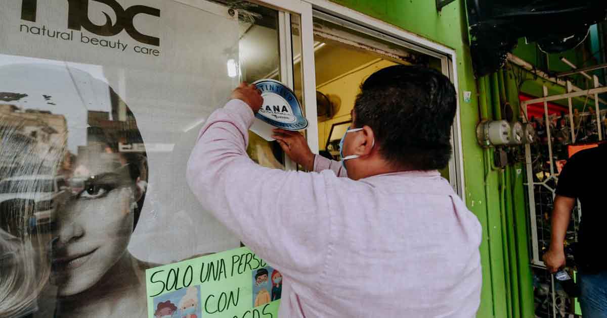 Entrega alcalde primeros distintivos Sana Distancia a empresas en Tuxpan