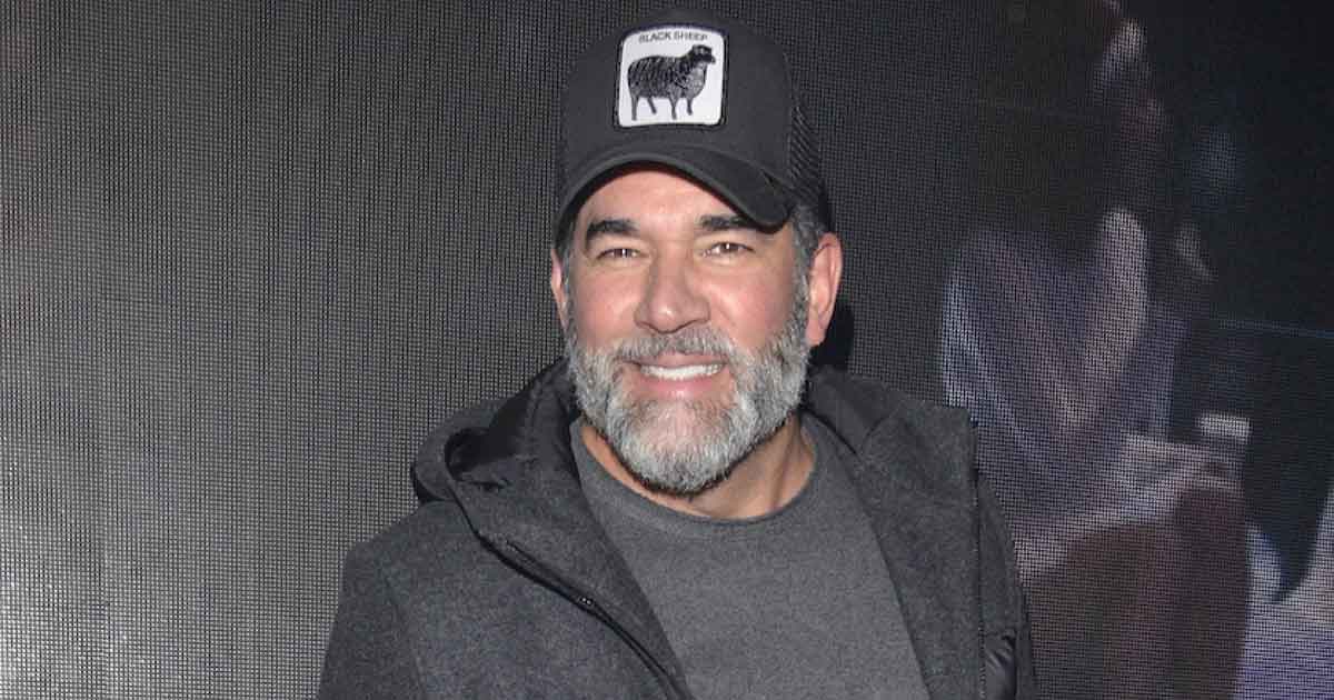 La razón por la que Eduardo Santamarina saluda de beso a cualquier hombre