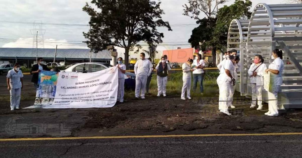 Trabajadores se manifestaron afuera de las instalaciones de la Sedena en El Lencero