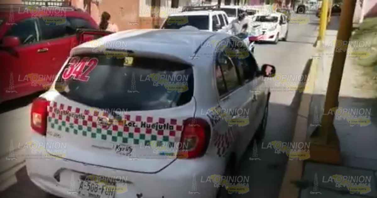 Taxi daña el espejo de un coche estacionado