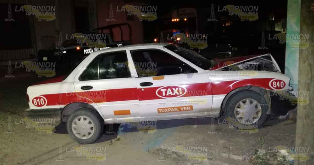 Taxista se impacta en una casa en Tuxpan