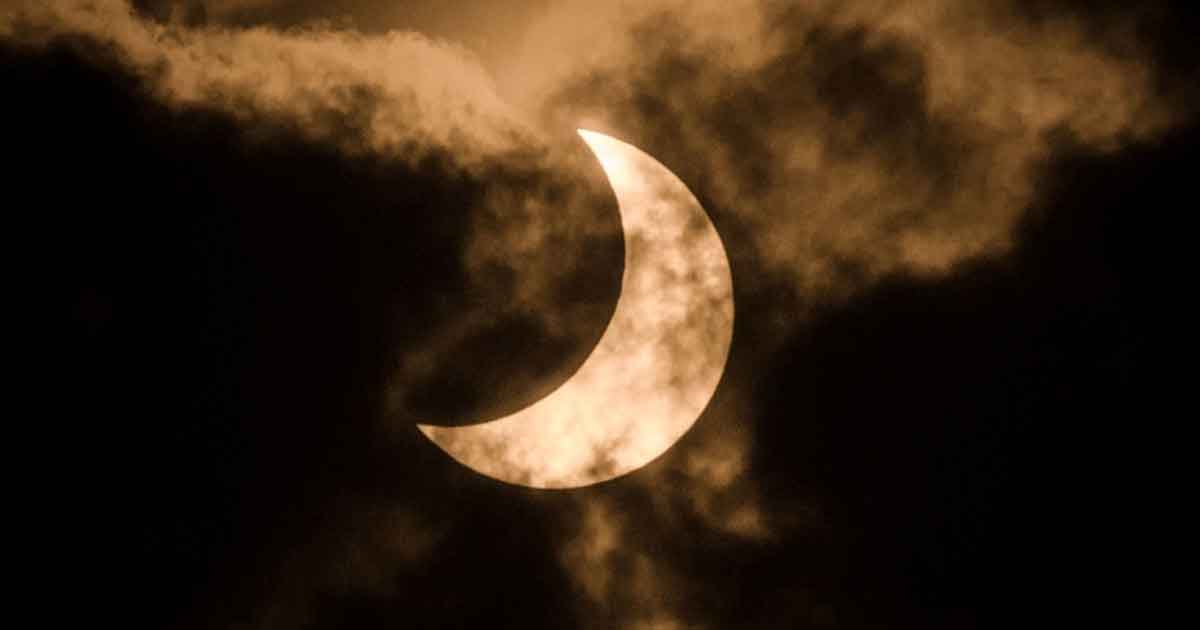 Fotos impresionantes del eclipse solar que oscureció los cielos en varios continentes